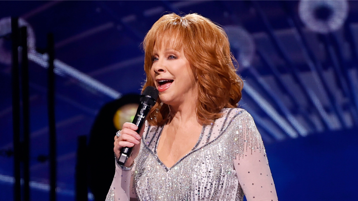 Reba McEntire Mourns 8 Band Members On 32nd Anniversary Of Tragic Loss