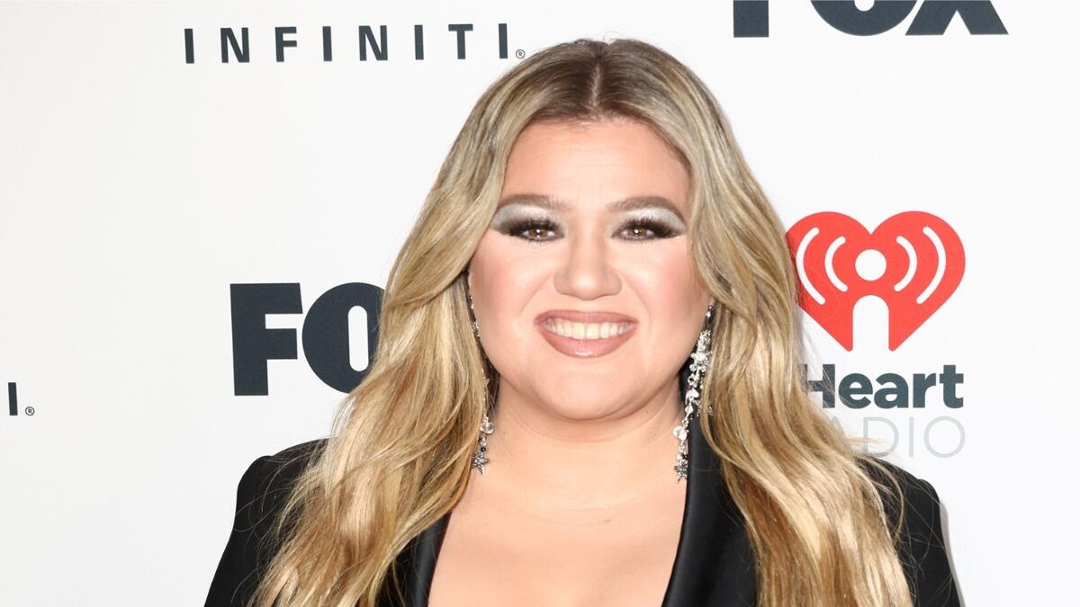 Kelly Clarkson Teases New Single That References Old Love Song About ...