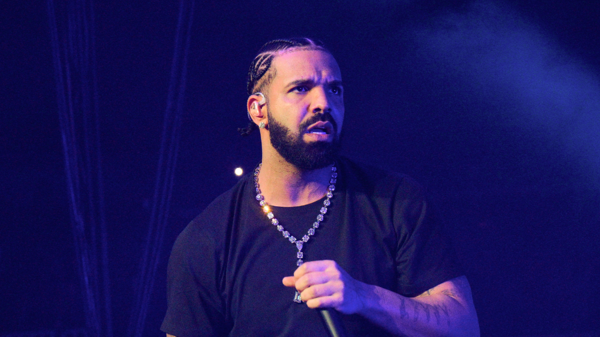 Drake Gets Hit By A Cell Phone After Fan Throws It At Him Mid ...