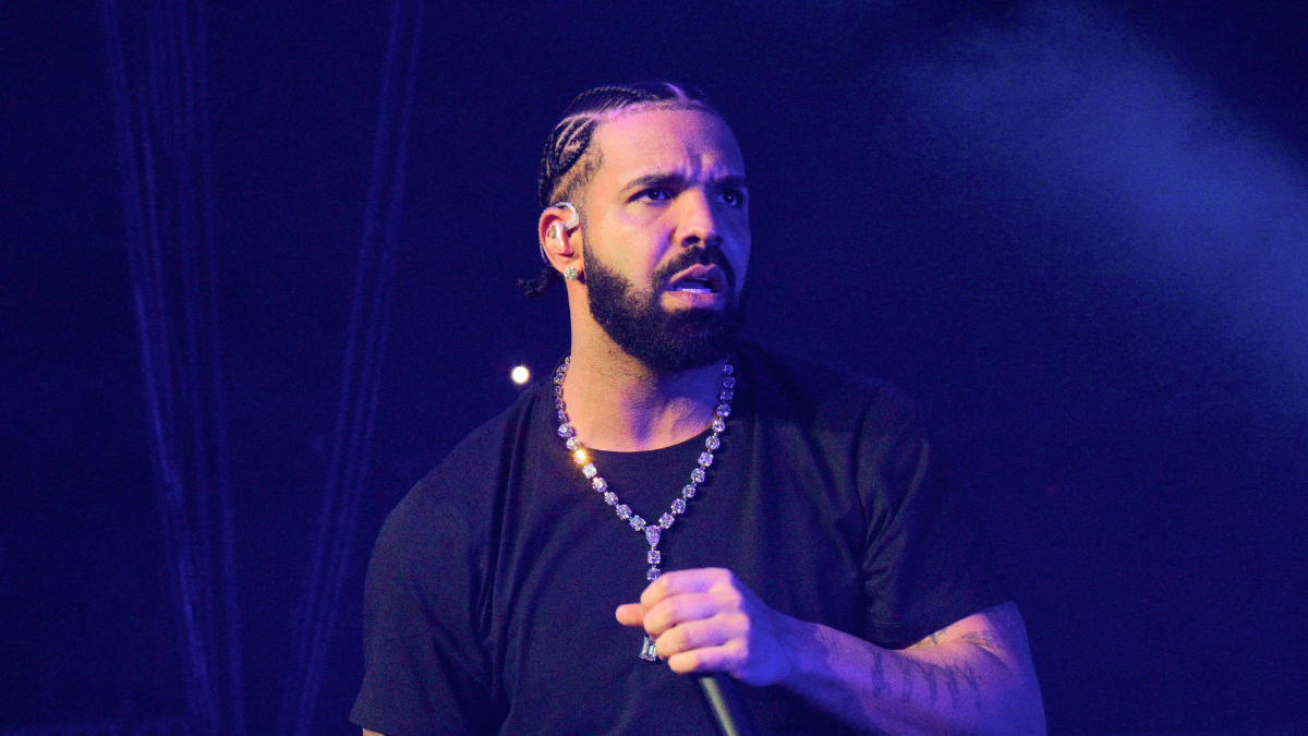 Drake Had A Phone Thrown At Him On 'It's All A Blur Tour