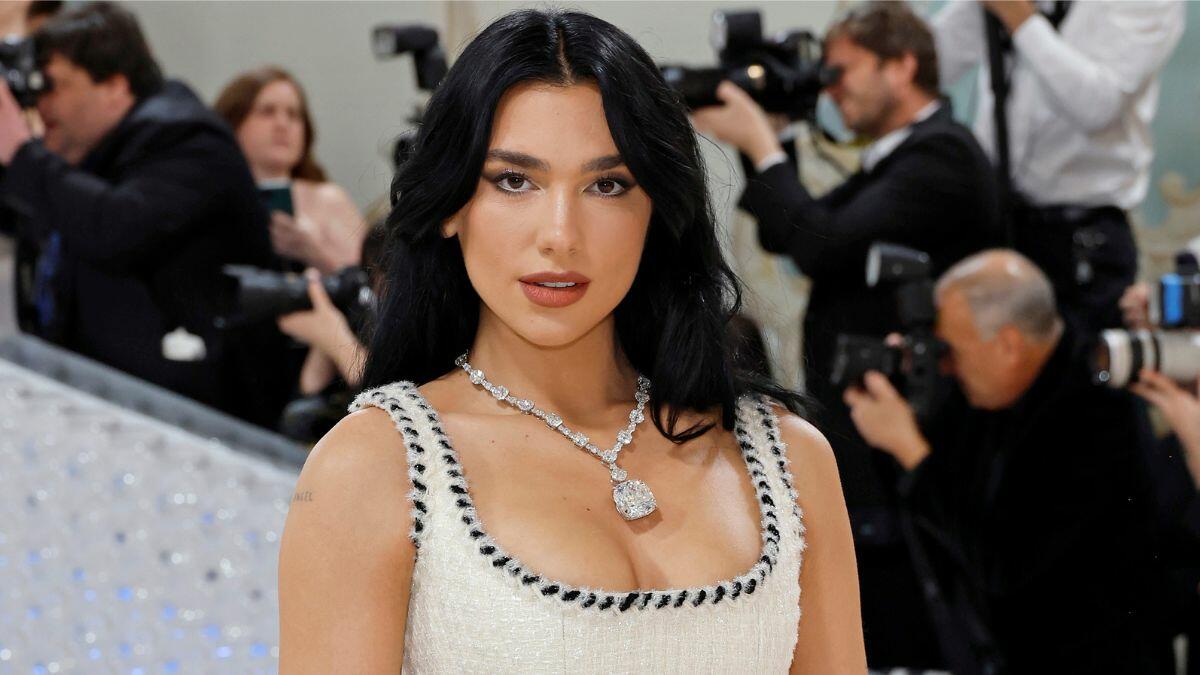 Dua Lipa Stuns In Bridal Gown & 100-Carat Necklace At The 2023 Met Gala ...