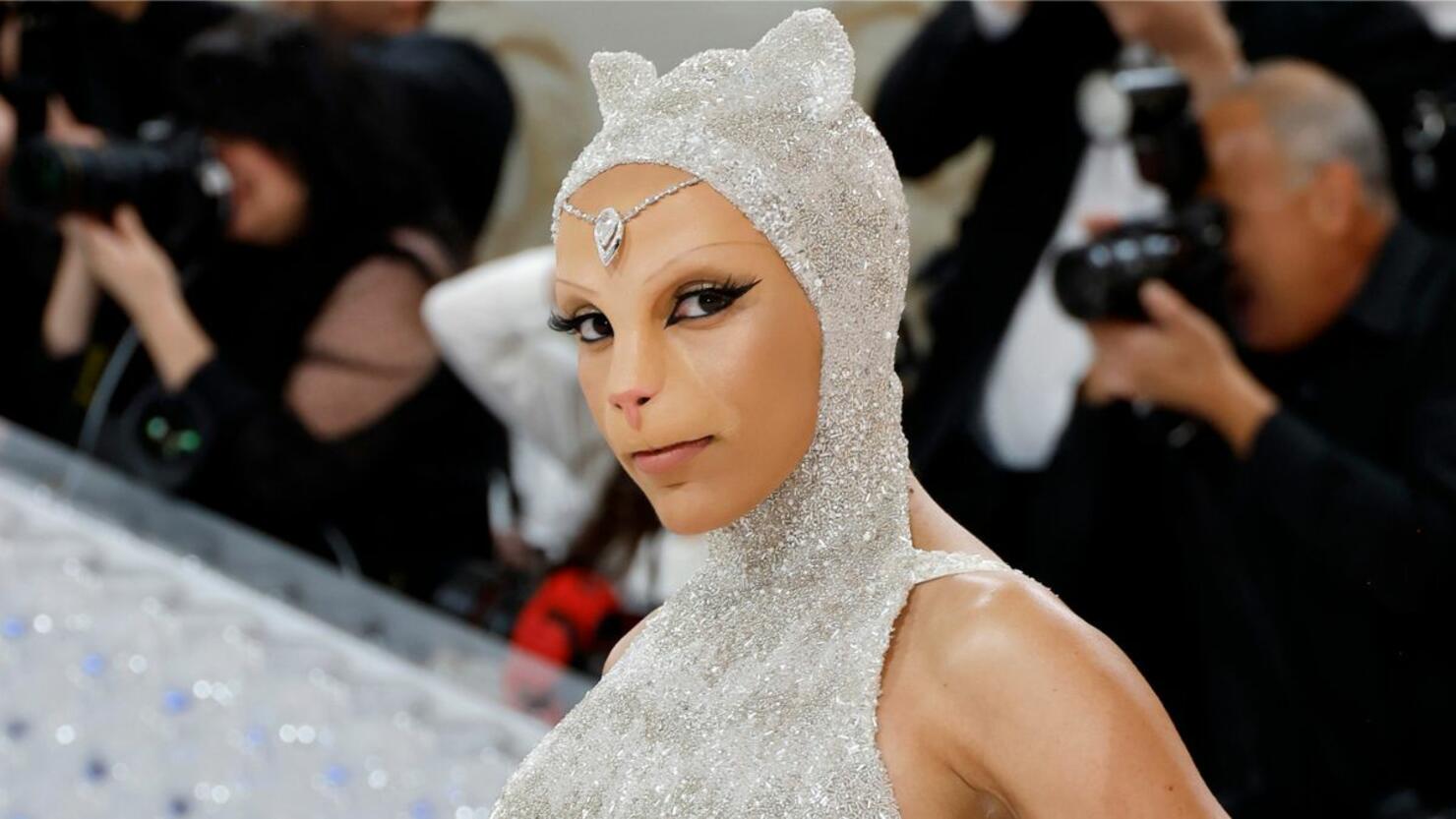 Doja Cat Makes Met Gala Debut Dressed As Karl Lagerfeld's Cat ...