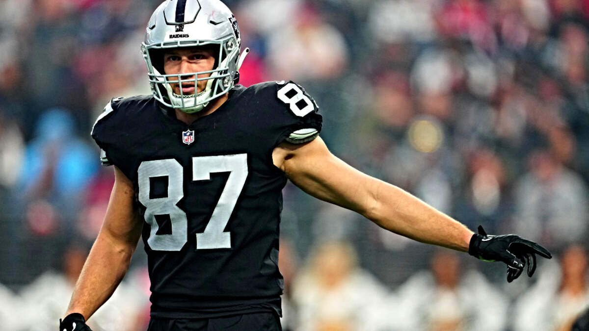 Report: Former Raiders tight end Foster Moreau signs with Saints after  cancer diagnosis