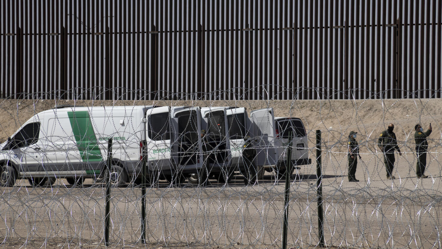 Hundreds of migrants arrive in US border to cross into the United States before Title 42 ends