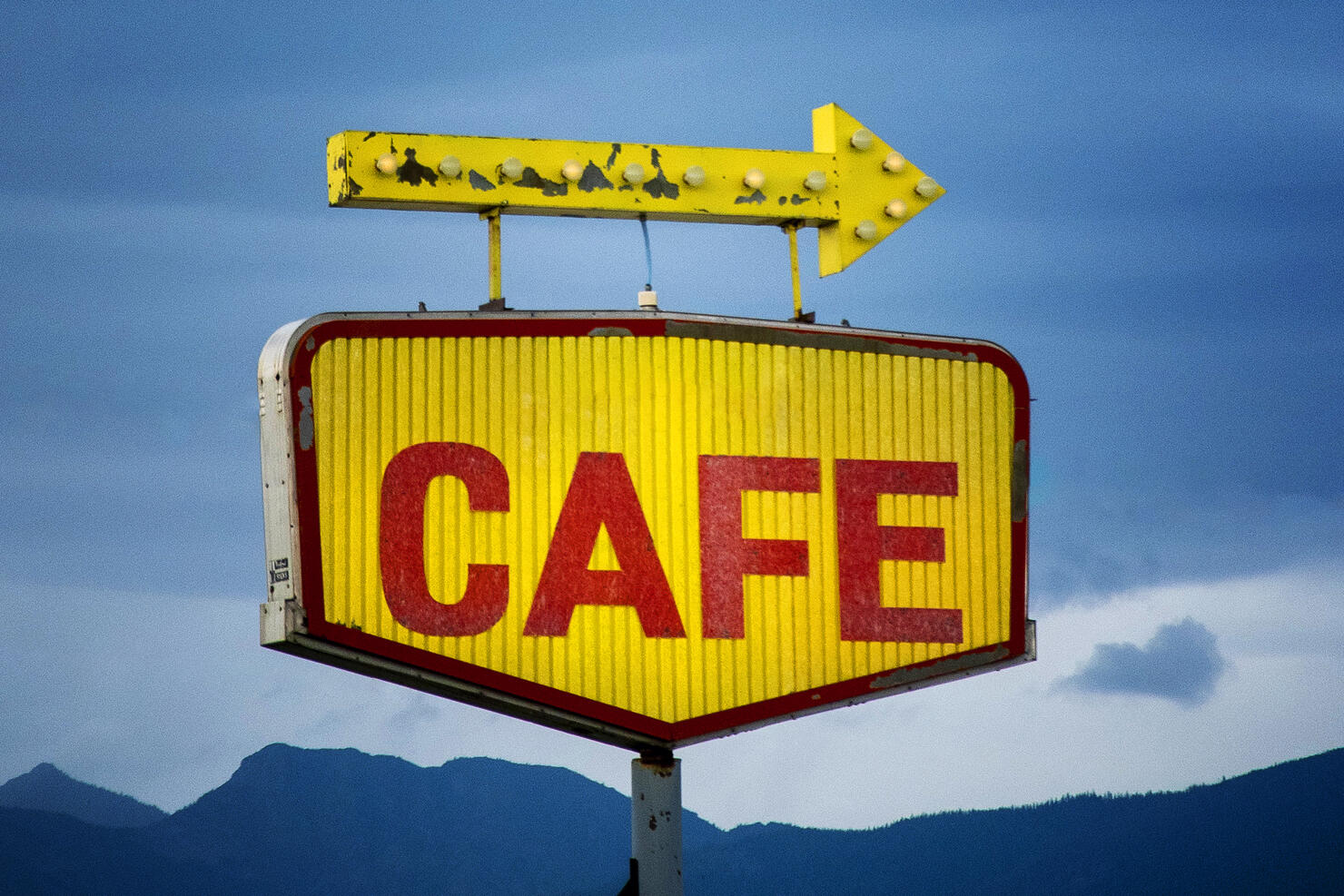 Retro cafe sign, old-fashioned neon light cafe sign.