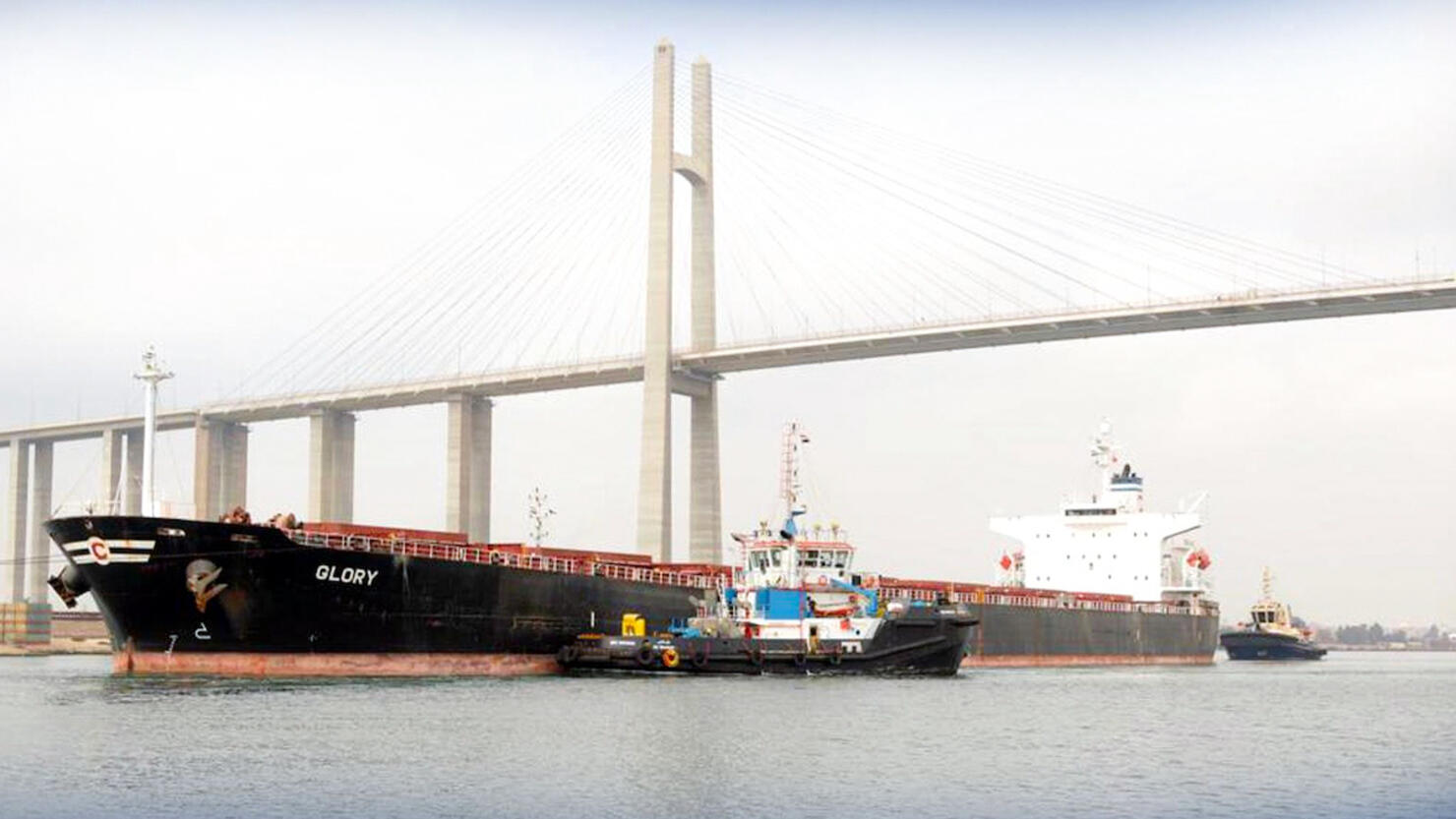 Ship runs aground in Suez Canal