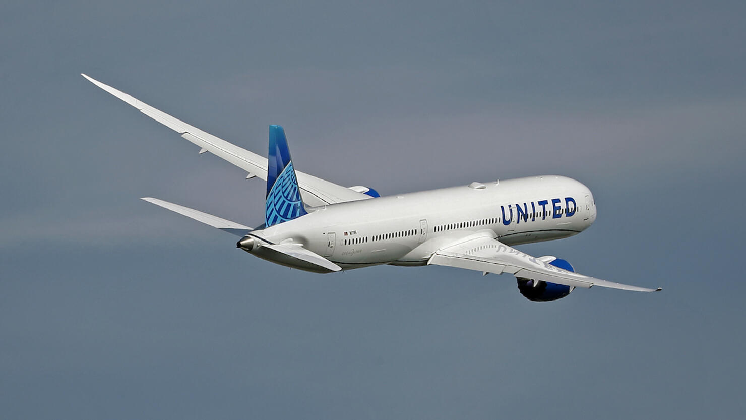 United Airlines Boeing 787-10 Dreamleaner Taking Off From Barcelona