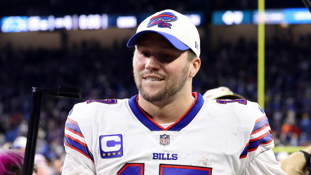 NFL Star Josh Allen Reacts to Being Photographed With Hailee Steinfeld - E!  Online