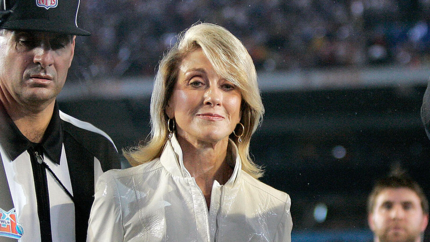 Norma Hunt, widow of the late Kansas City Chiefs' owner Lamar Hunt, iwatches as Dan Marino performs the coin toss at Super Bowl XLI in Miami, Florida, on Sunday, February 4, 2007.
