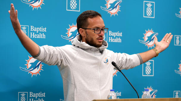 Dolphins Coach Mike McDaniel Finally Addresses Vaping During Game Clip