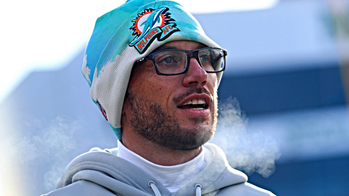 Dolphins Coach Mike McDaniel Finally Addressed Vaping During Game Clip ...