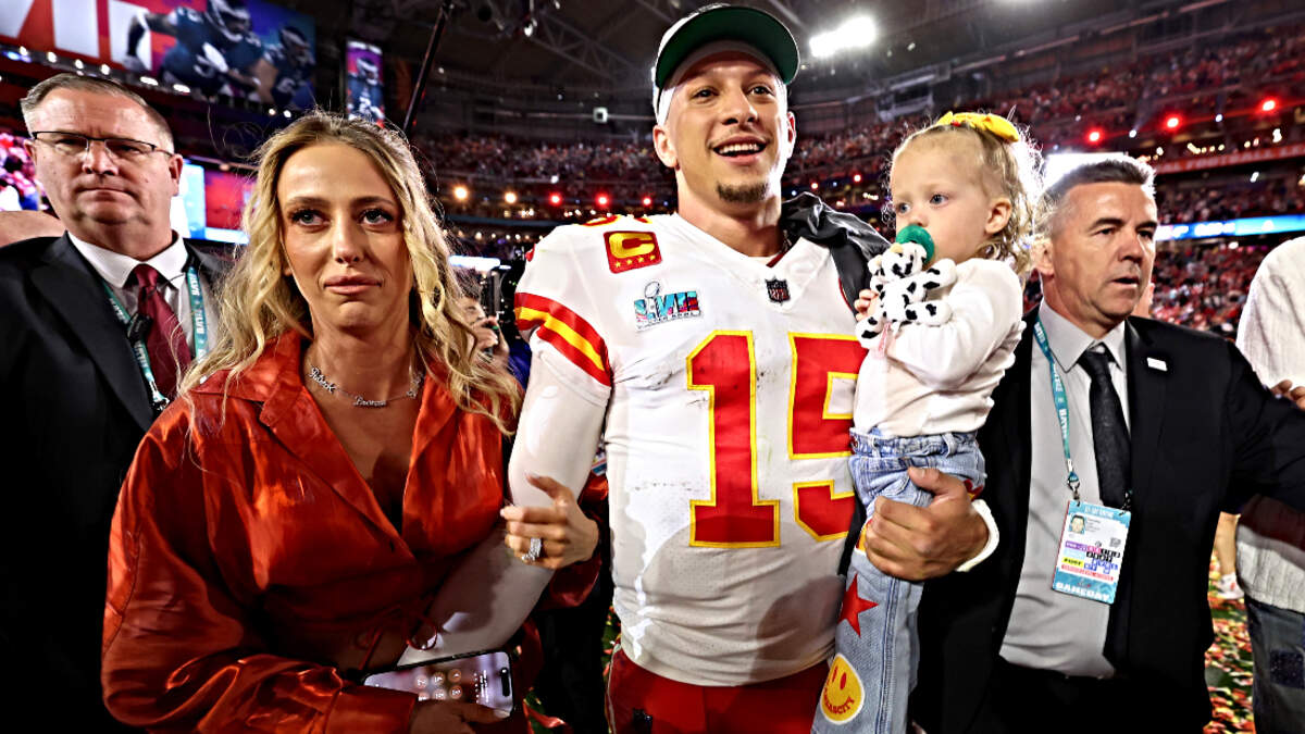 Patrick Mahomes' wife, Brittany, praises QB for '10/10' bikini shoot