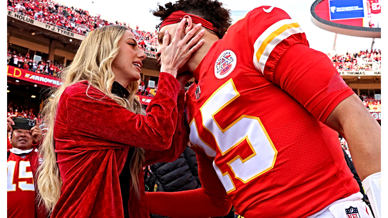 Patrick Mahomes' wife, Brittany, praises QB for '10/10' bikini shoot