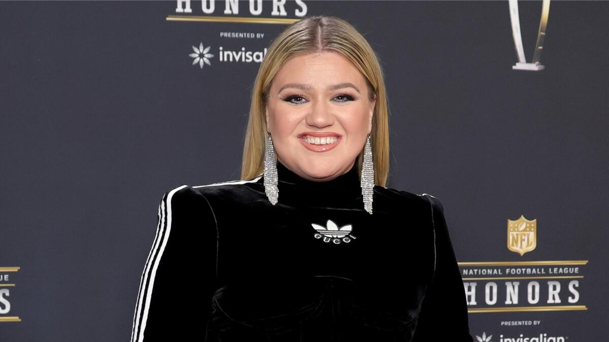 Kelly Clarkson Reveals Her 'Funny' And 'Hot As Hell' Celebrity Crush ...