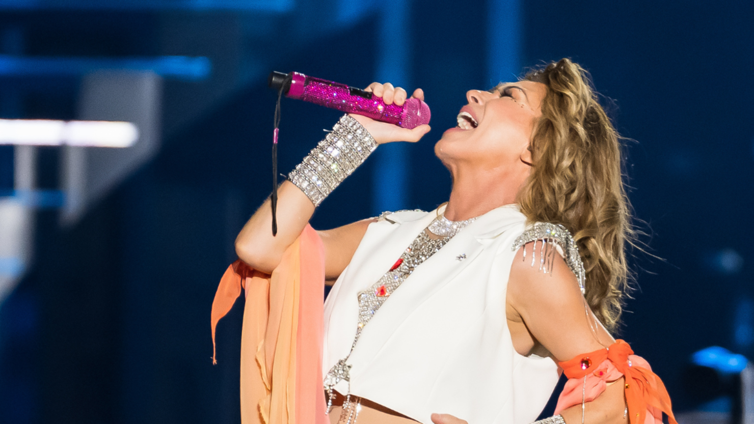 Shania Twain Rocks Vibrant 1960s-Inspired Look: 'Blast From The Past ...