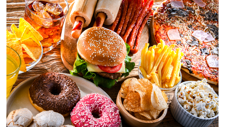 Foods enhancing the risk of cancer. Junk food