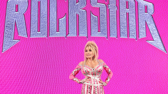 音乐新闻——多莉•帕顿向女王致敬的最新国歌摇滚首次亮相