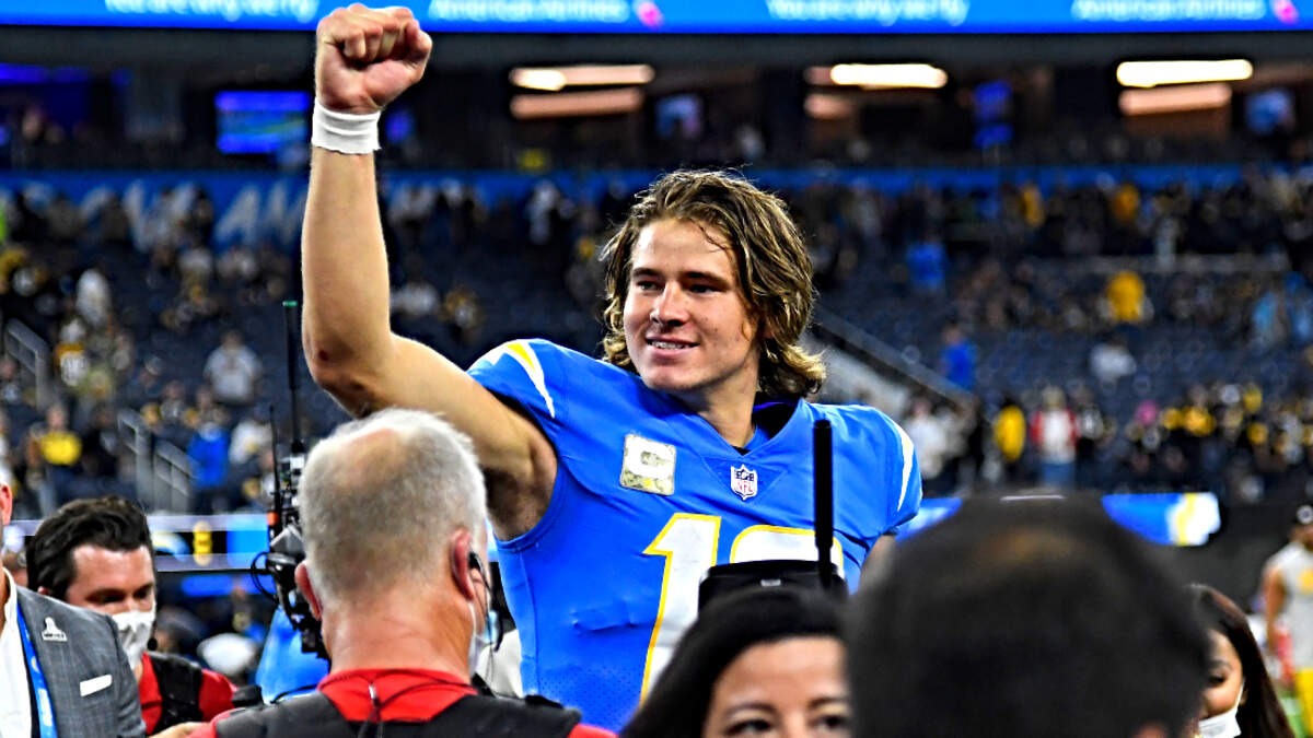 Justin Herbert agrees to landmark extension with Chargers