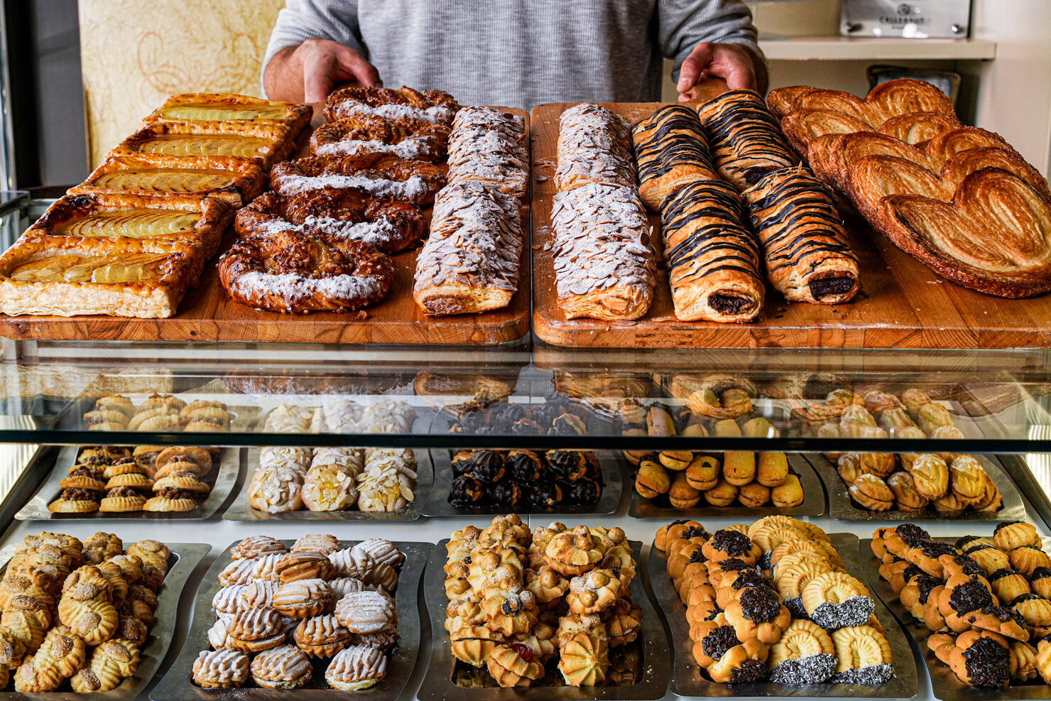 Man dispensing cakes in a pastry bakery