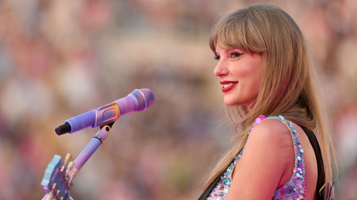 Taylor Swift Hands Out Huge Bonuses To Unsuspecting Tour Crew Members