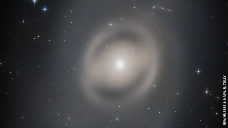 Hubble Captures Stunning Lenticular Galaxy