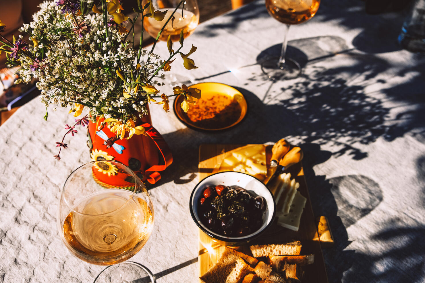 Wine glasses and appetisers on the table