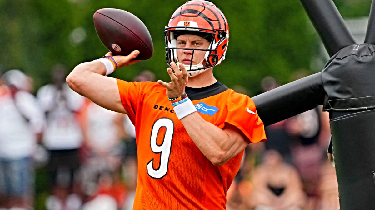 Reactions: Bengals quarterback Joe Burrow limps off field during