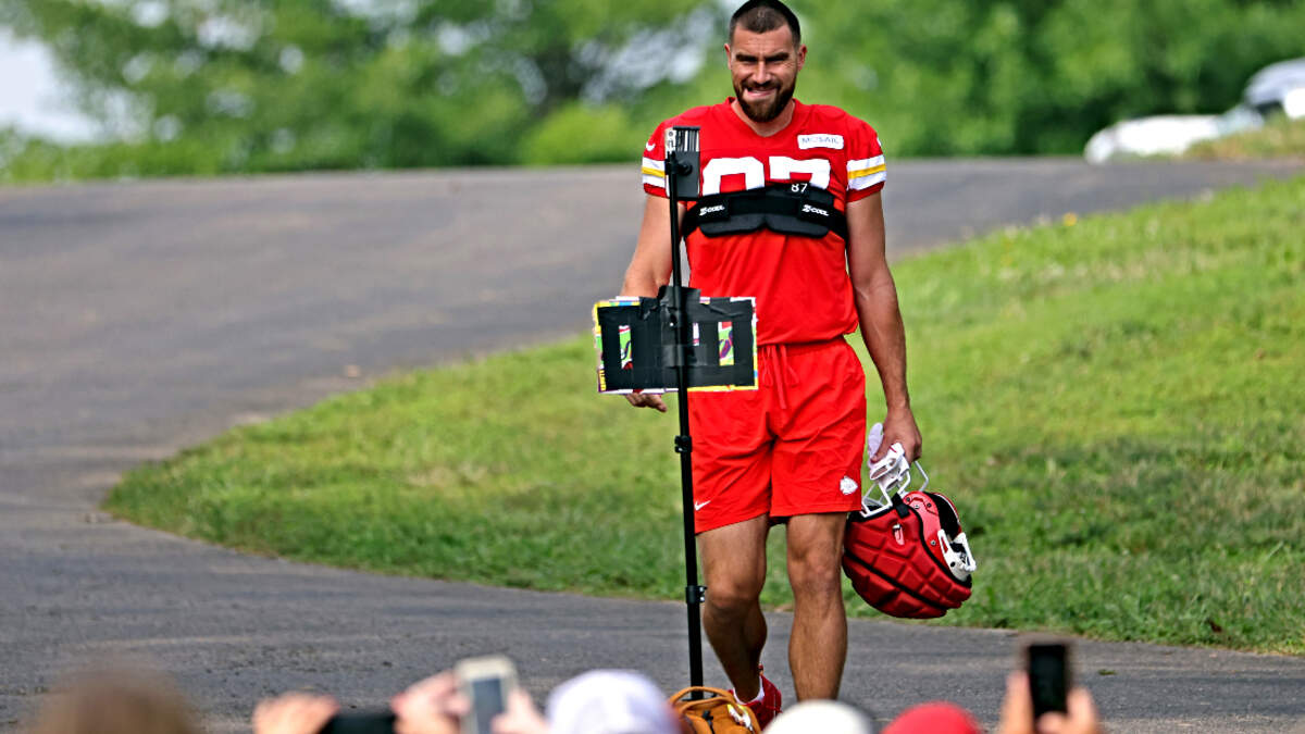 Travis Kelce injury updates: Chiefs star hyperextends knee, reportedly out  for Thursday Night Football opener 