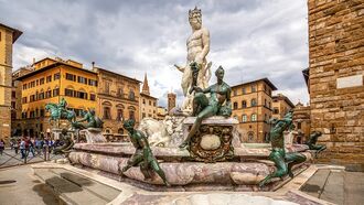 Video: Selfie-Taking Tourist Damages 16th-Century Statue in Italy