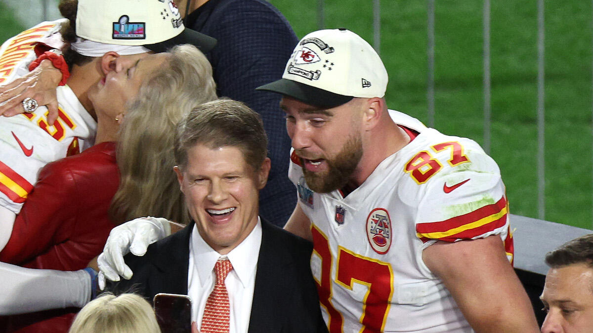 Chiefs Owner Updates Travis Kelce's Status Hours Before NFL Kickoff ...