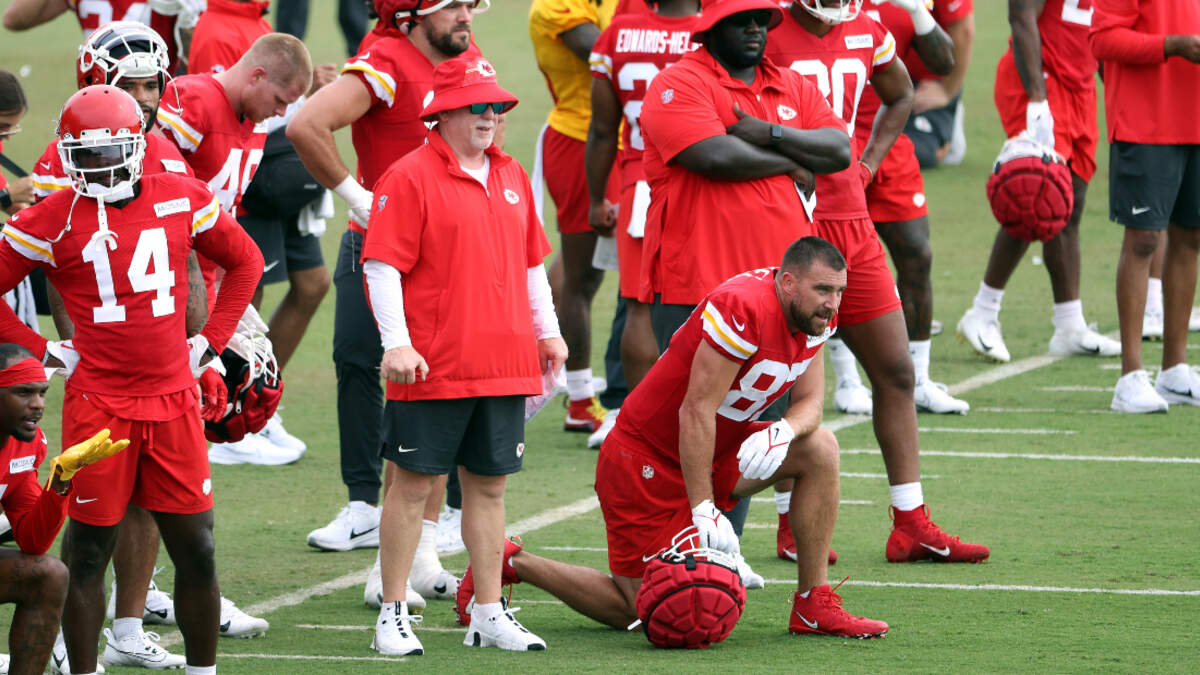 Ian Rapoport on X: Sources: #Chiefs star TE Travis Kelce is out tonight  against the #Lions. He made an effort. Either way, the bone bruise should  not keep him out long-term.  /