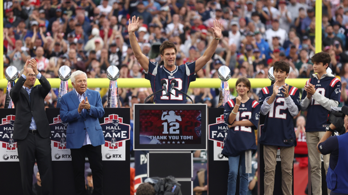 Patriots fans honor Brady at halftime during home opener