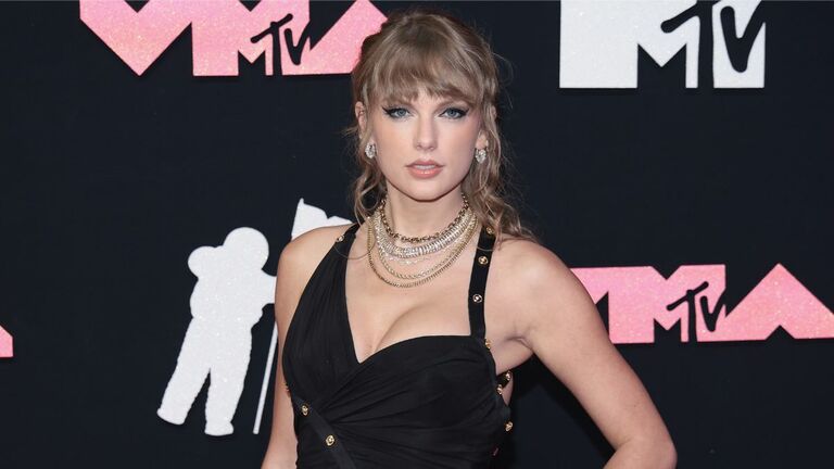 Taylor Swift's Diamond Ring Broke At The VMAs. What Came Next?