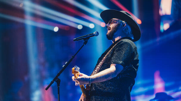 Paul Cauthen Kicks Off Vegas Party With '25 Tequilas'