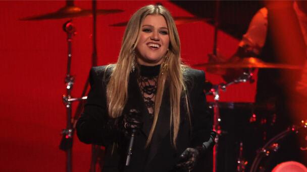 Kelly Clarkson Runs Off Stage Mid-Performance After Wardrobe Malfunction