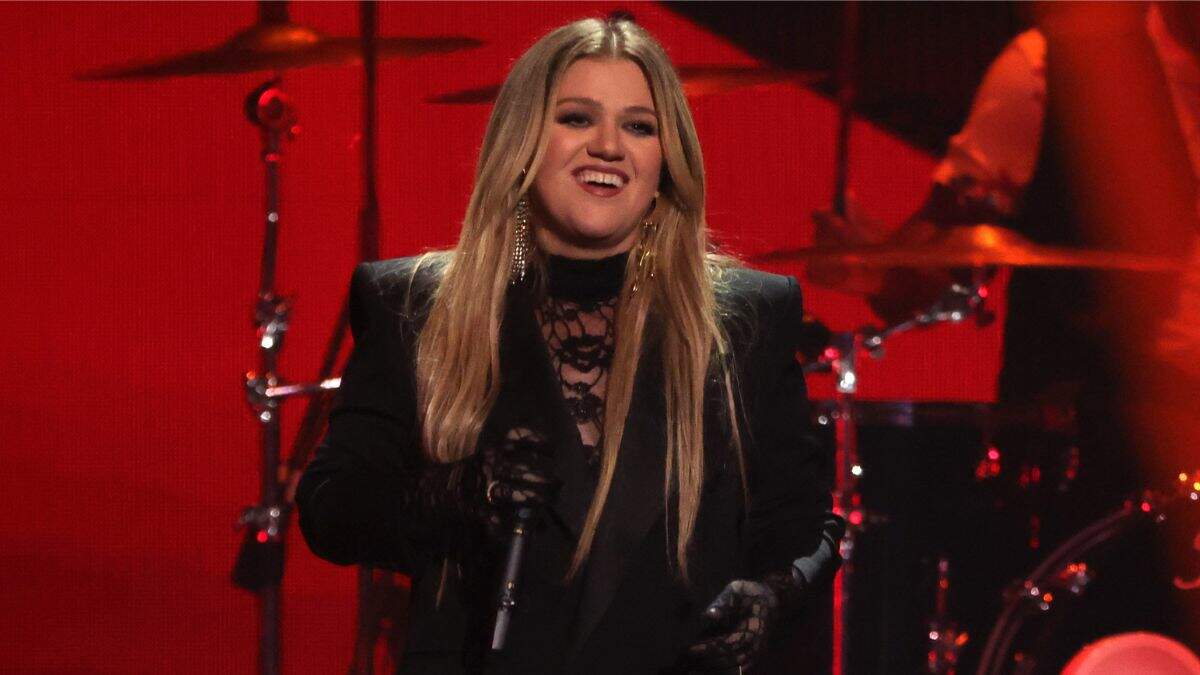 Kelly Clarkson runs off stage after mid-concert wardrobe malfunction