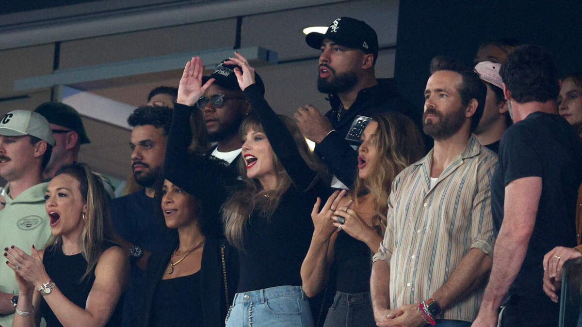 Taylor Swift Cheers on Travis Kelce at Chiefs-Jets