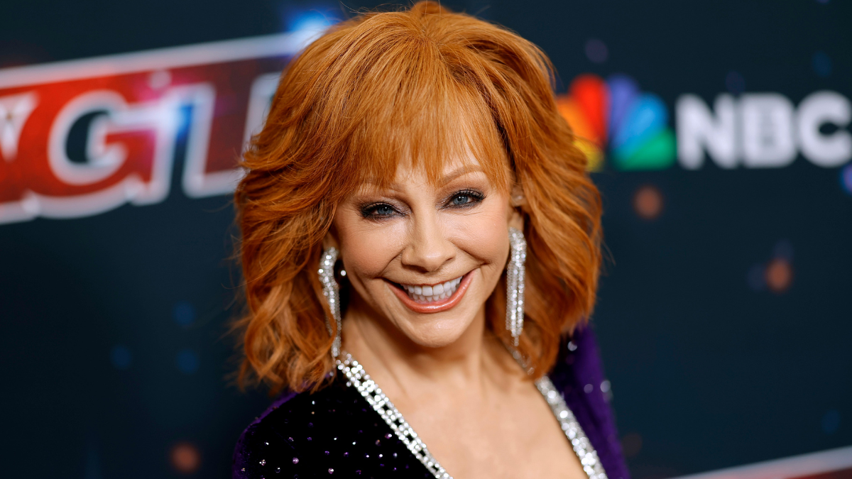 Reba McEntire Uses Tater Tots To Help Attract Voice Singer To Her   651c53f3e4d3c3c54eb364f3