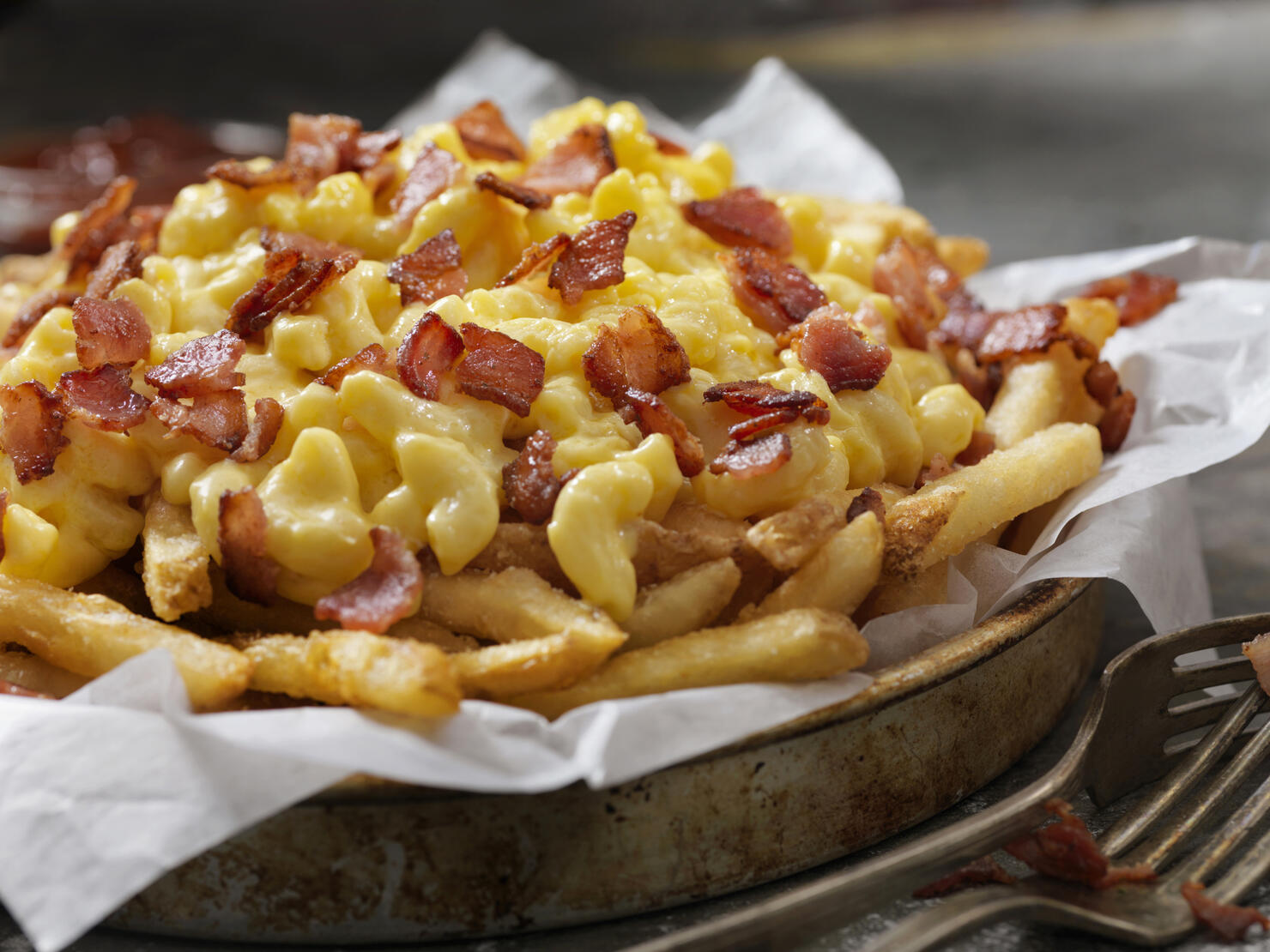 Creamy Macaroni and Cheese Fries with Bacon