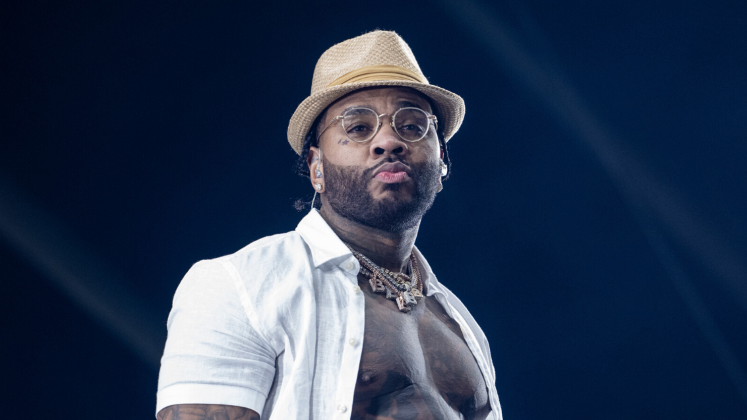 Kevin Gates Shocks Crowd After He Spits Into Pregnant Fans Mouth Iheart 9105