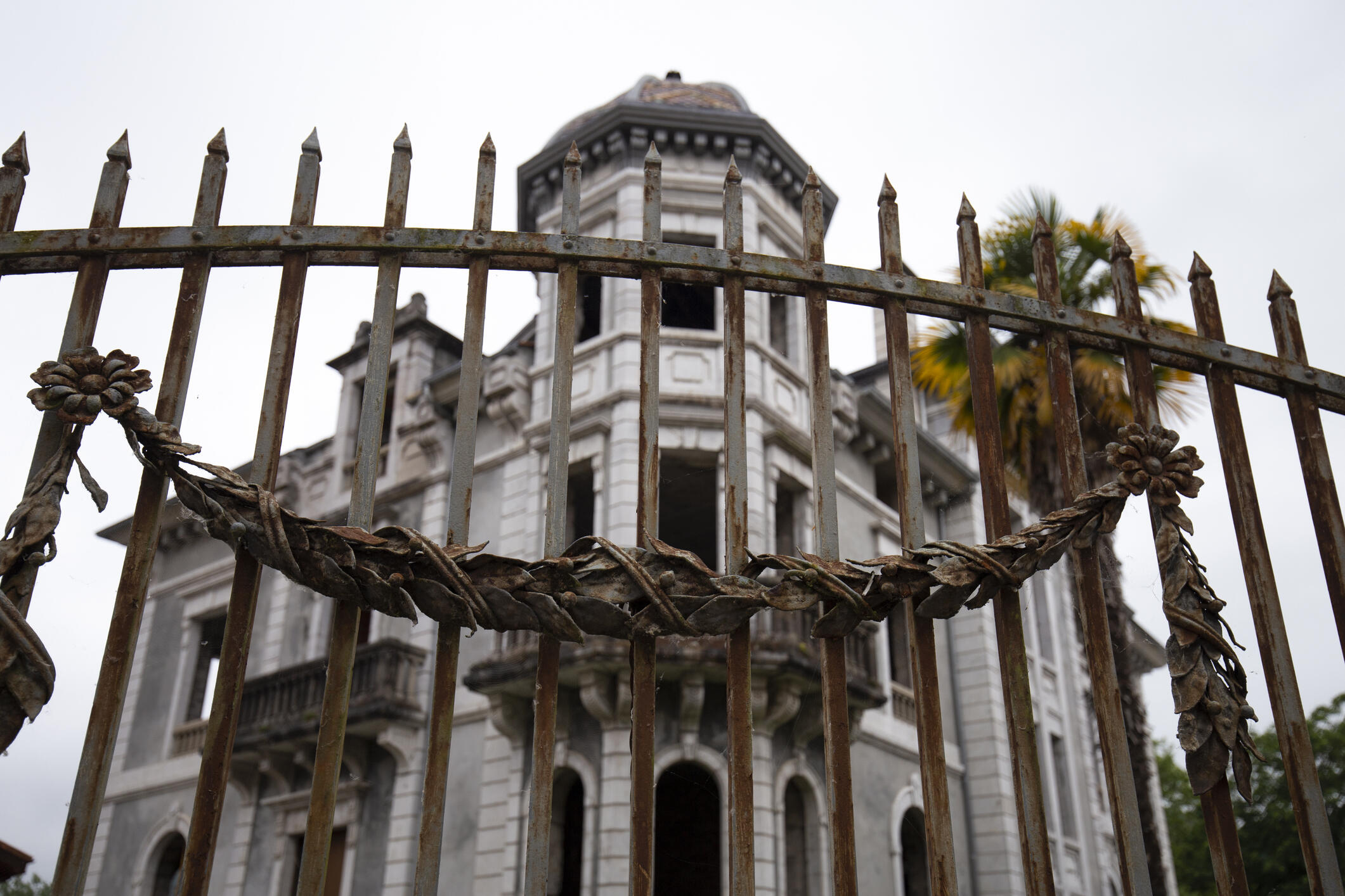 This Is The 'Creepiest Haunted House' In California iHeart