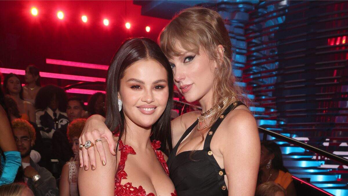 Taylor Swift & Selena Gomez Are All Smiles During Girls' Night Out In