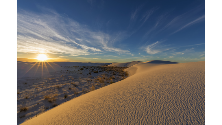 USA, New Mexico, Chihuahua Desert, White Sands National Monument, landscape at sunrise