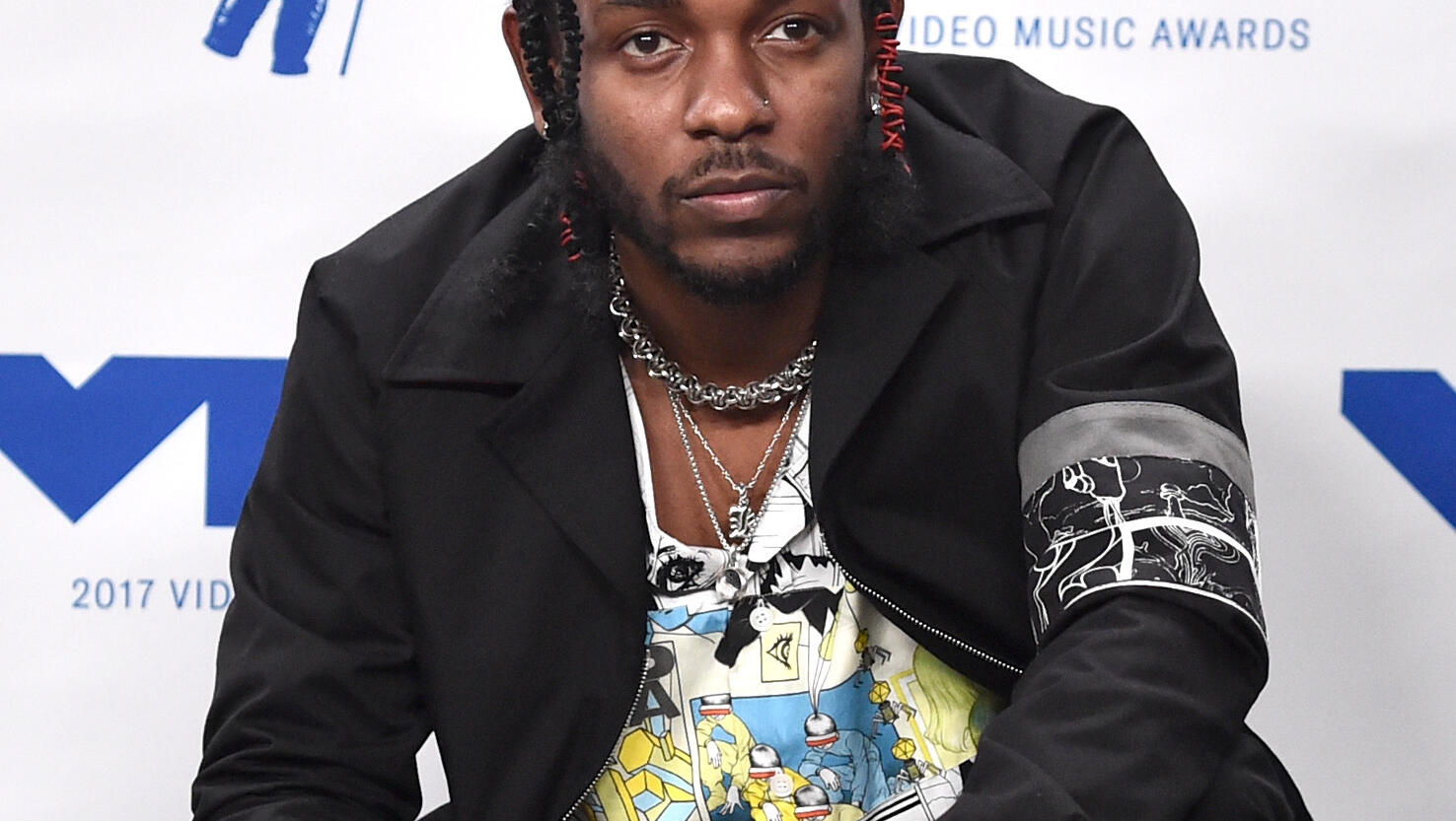 Taylor Swift Gives Kendrick Lamar His Flowers & Thanks Him! See Why Here!