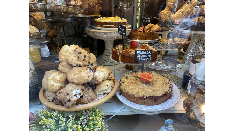 Desserts and pastries on tray in bakery, store window