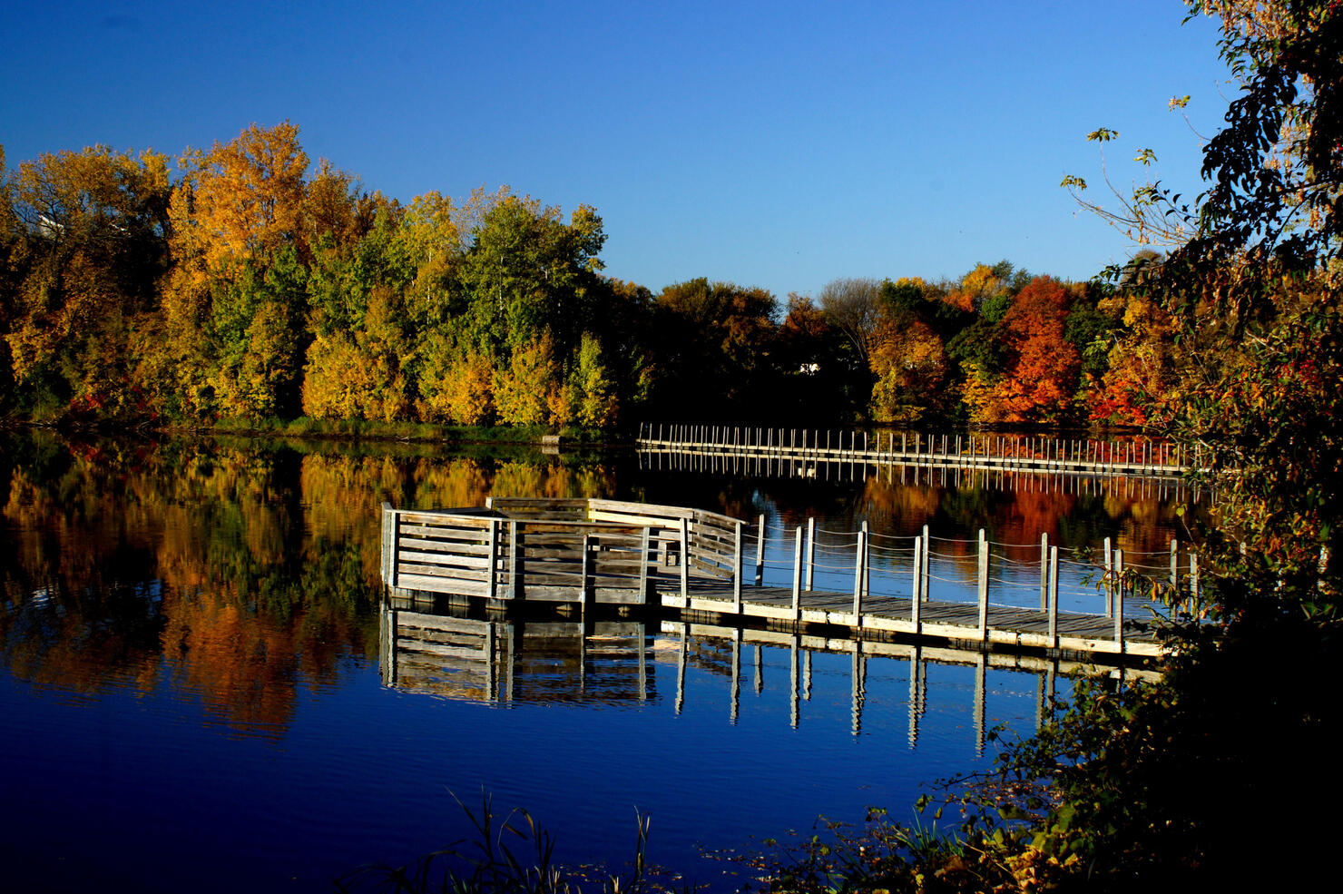 USA, Minnesota, Scott County, View of Prior Lake in autumn