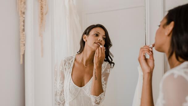 Eerie Reflection In Mirror Has Bride-To-Be Spooked