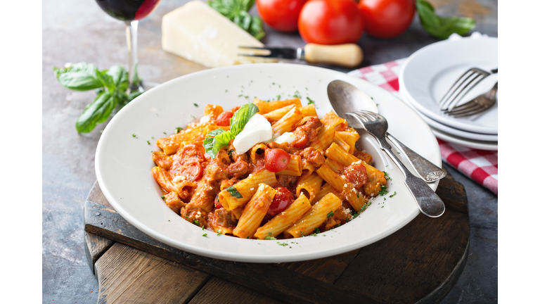 Rigatoni bolognese with fresh mozarella and basil