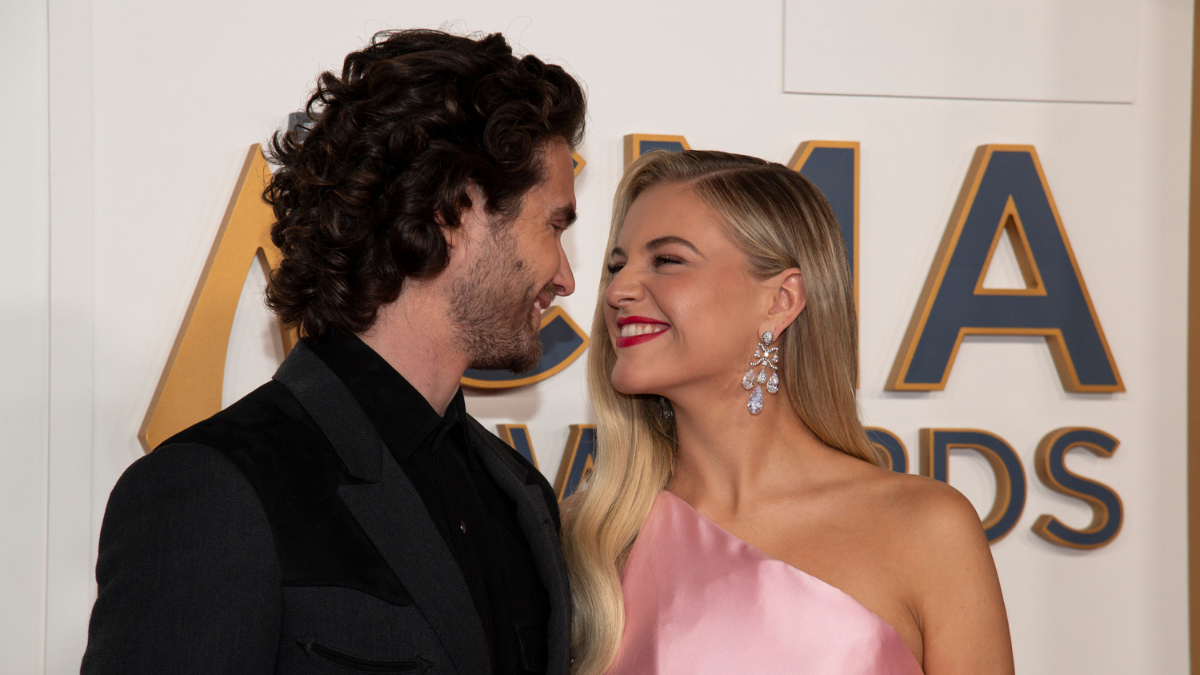 Kelsea Ballerini Gushes Over Boyfriend Chase Stokes In Heartwarming ...