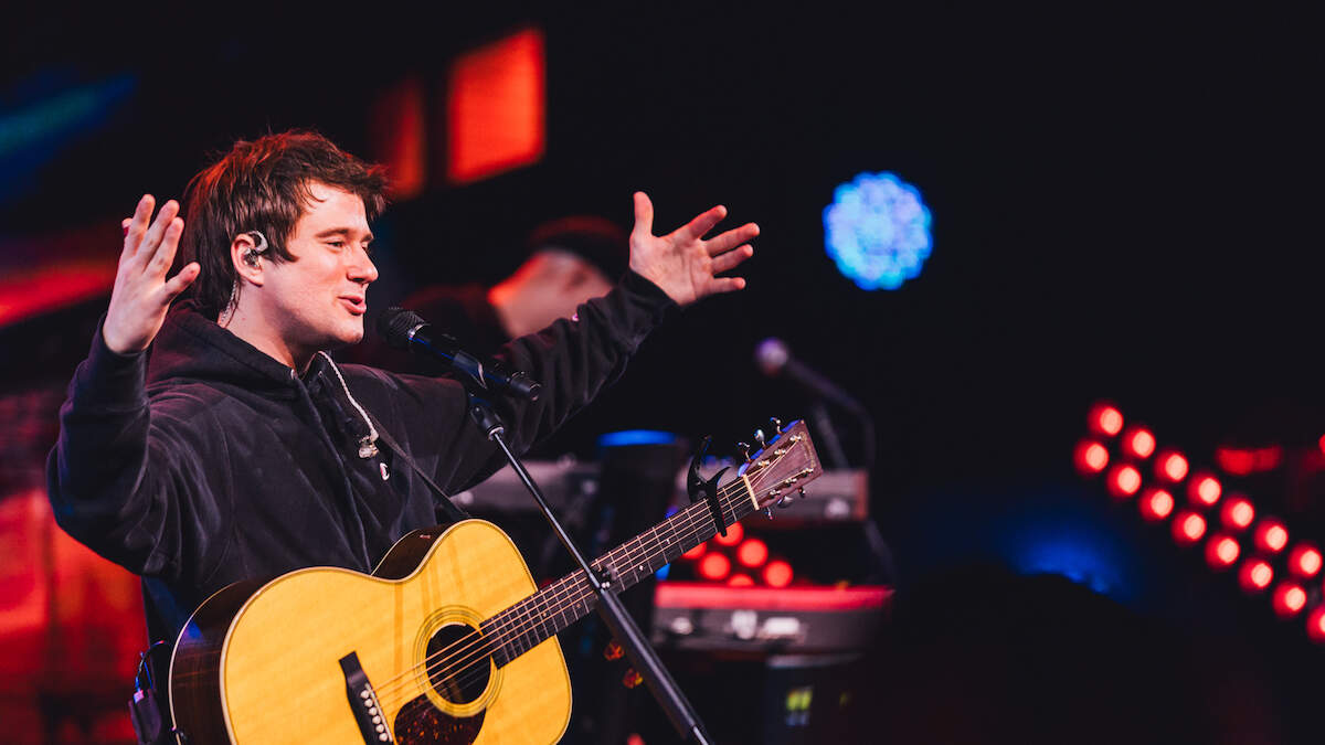 See Alec Benjamin's Gorgeous 'Different Kind Of Beautiful' Performance | Z100 New York